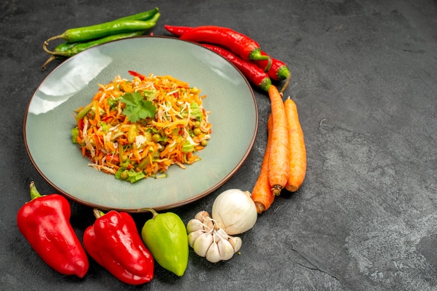 Salada de legumes com legumes frescos na mesa cinza salada de alimentos saudáveis de vista frontal