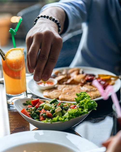 Foto grátis salada de legumes com limão espremido nele