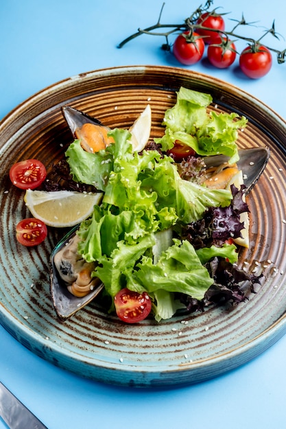 Foto grátis salada de legumes com ostras laterais