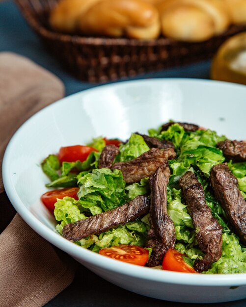 Salada de legumes com pedaços de carne