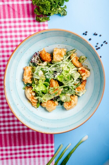 Salada de legumes com pepitas fritas