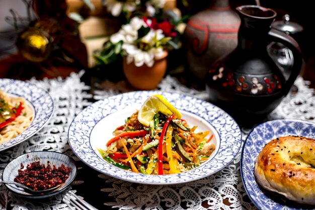 Salada de legumes com pimentão pepino pepino em conserva com granulado de gergelim