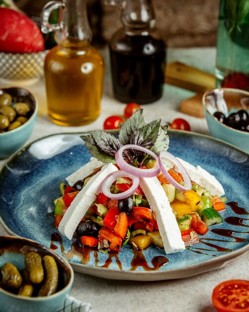 Salada de legumes com queijo branco