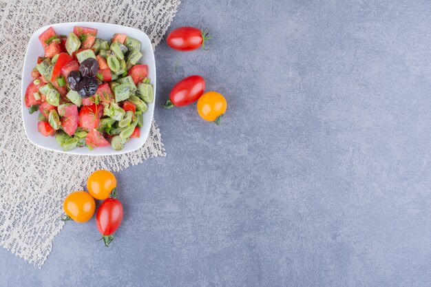 Salada de legumes com tomate e feijão verde dentro de um prato