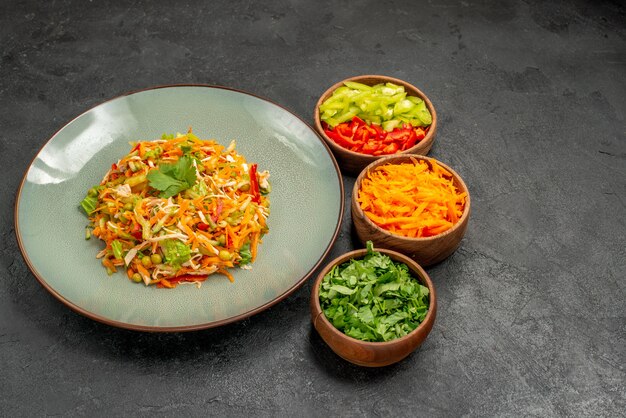 Salada de legumes com verduras em uma dieta alimentar de salada de saúde de mesa cinza