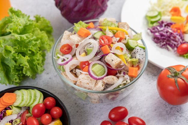 Salada de legumes e frutas em um prato branco.