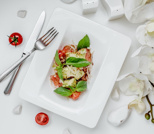 Salada de legumes em cima da mesa