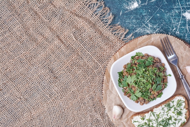 Foto grátis salada de legumes em um prato branco com torradas.