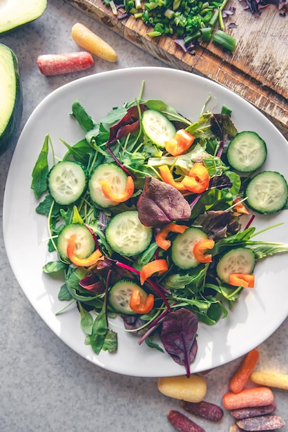 Foto grátis salada de legumes em um prato na vista superior da mesa da cozinha