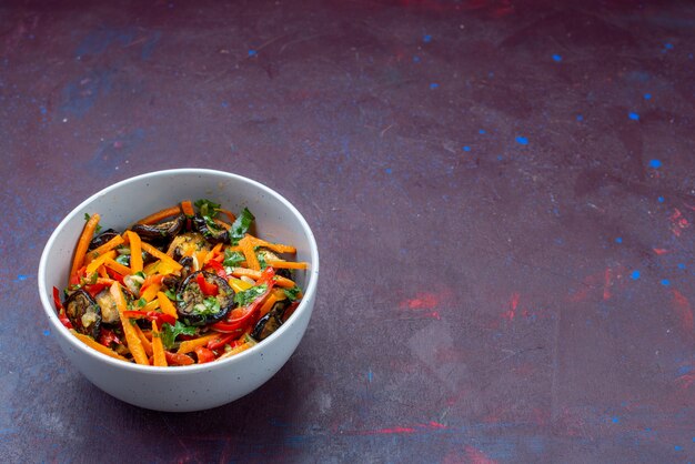 Salada de legumes fatiada de vista frontal dentro do prato na mesa escura salada comida refeição lanche vegetal