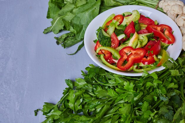 Salada de legumes fatiada no azul