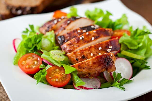 Salada de legumes fresca com peito de frango grelhado.