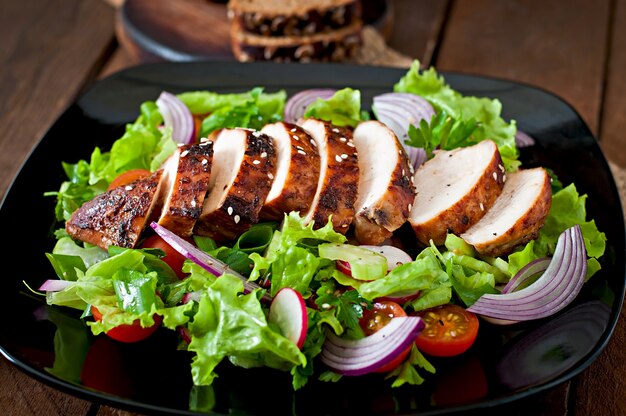 Salada de legumes fresca com peito de frango grelhado.