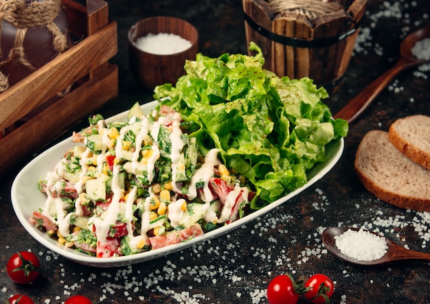 Salada de legumes fresca em cima da mesa