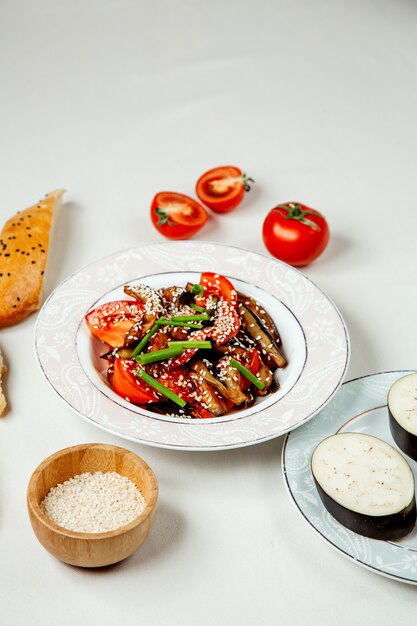 Salada de legumes fresca em cima da mesa