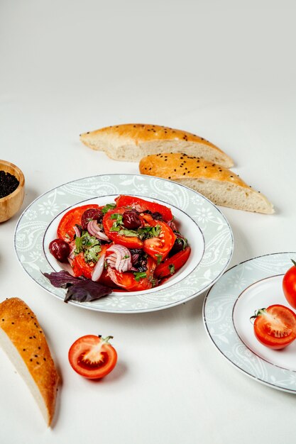 Salada de legumes fresca em cima da mesa