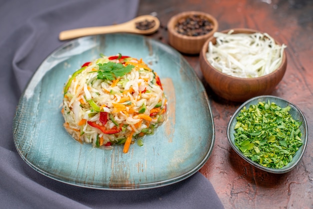 Salada de legumes fresca vista frontal dentro do prato com verduras em uma foto escura vida saudável alimentação dieta cor refeição