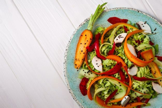 Salada de legumes frescos com cenoura, verduras e cogumelos
