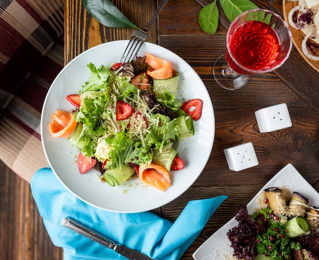 Salada de legumes frescos com salmão