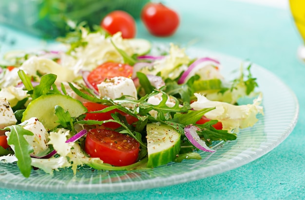 Salada de legumes frescos - tomate, pepino e queijo feta em estilo grego