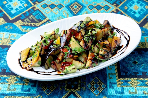 Foto grátis salada de legumes preparada com molho e verduras