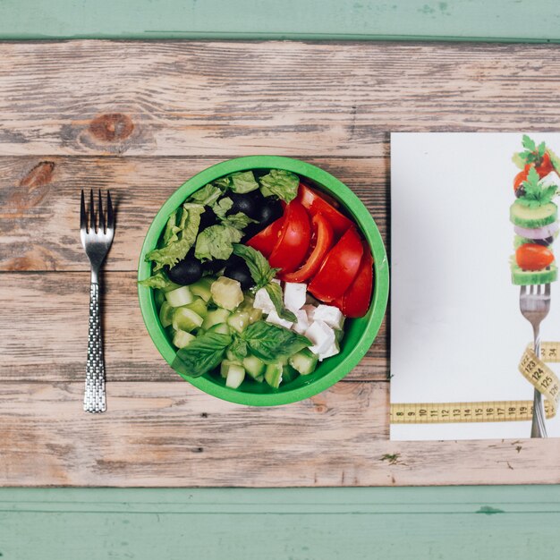 Salada de legumes verde sazonal com ervas e tomate.