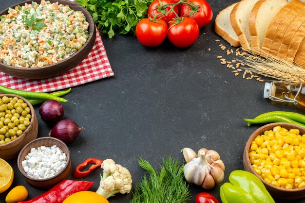 Salada de legumes vista frontal com legumes frescos e verdes em fundo escuro salada saúde carne madura refeição férias alimentos