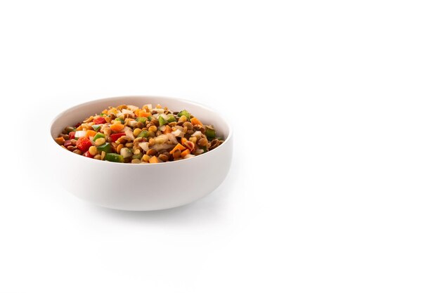 Salada de lentilha com pimenta e cenoura em uma tigela isolada no fundo branco