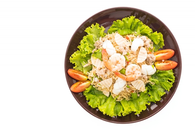 Salada de macarrão picante de frutos do mar com estilo tailandês