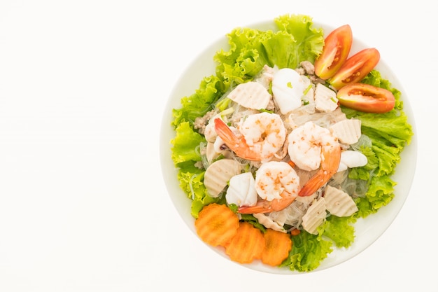 Salada de macarrão picante de frutos do mar com estilo tailandês