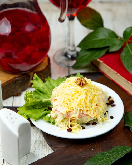 Salada de mimosa coberta com queijo ralado