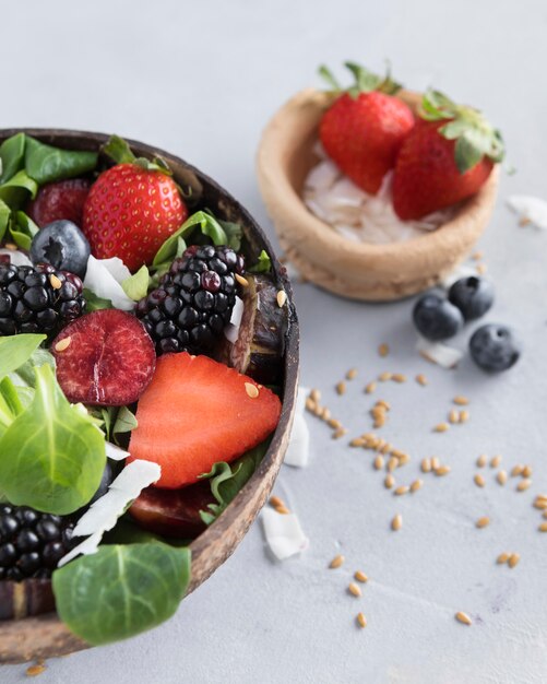 Salada de morango e frutas de vista alta