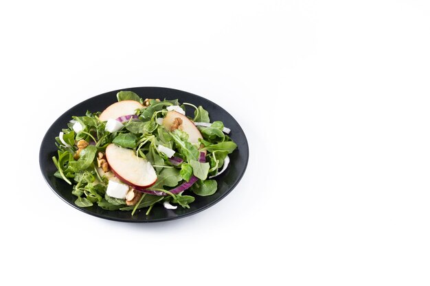 Salada de outono com maçãs e nozes isoladas em backgroundxA branco