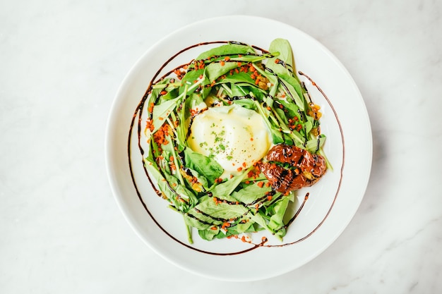 Foto grátis salada de ovos benedict