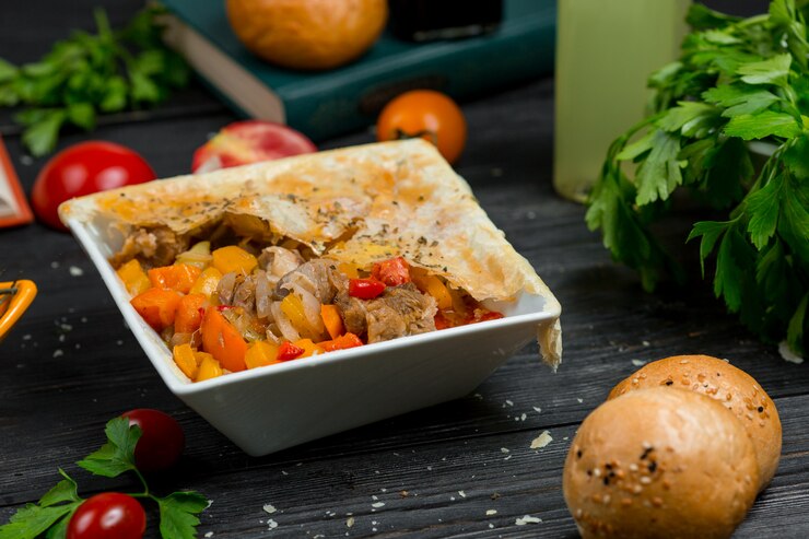 Foto grátis salada de pimentão com cogumelos e filé de frango
