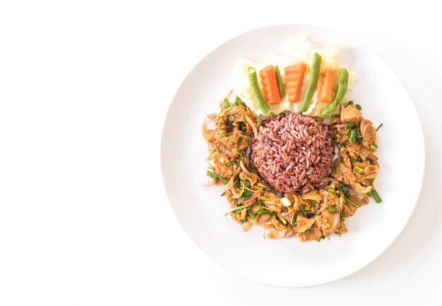 Salada de porco grelhado quente e picante com arroz de baga