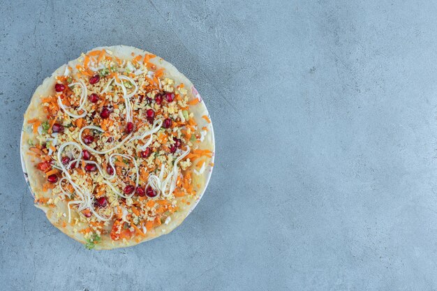 Salada de queijo e nozes em uma camada de panqueca sobre superfície de mármore