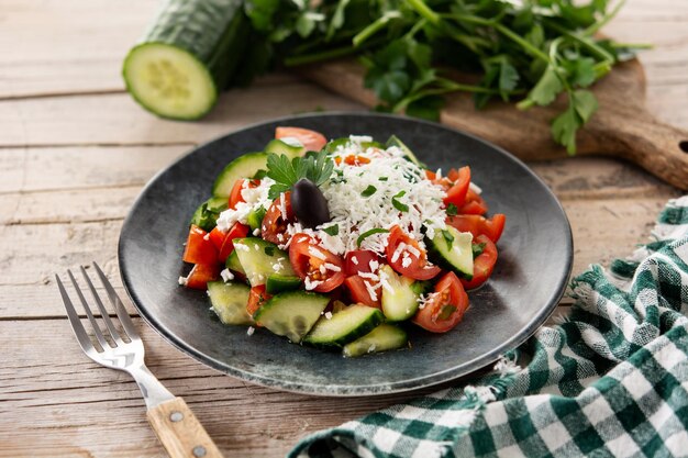 Salada de repolho chinês saudável no prato na mesa de madeira