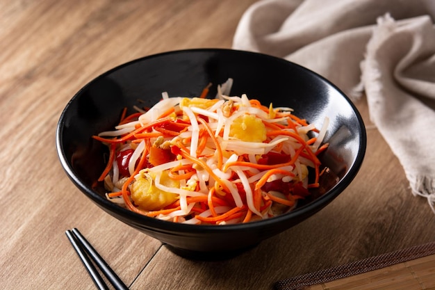 Salada de repolho chinês saudável no prato na mesa de madeira