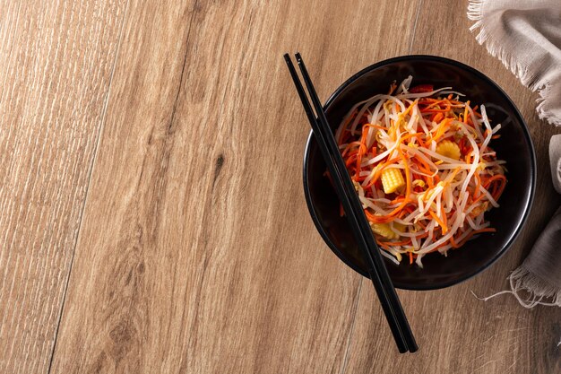Salada de repolho chinês saudável no prato na mesa de madeira