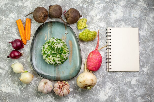 Salada de repolho com legumes frescos