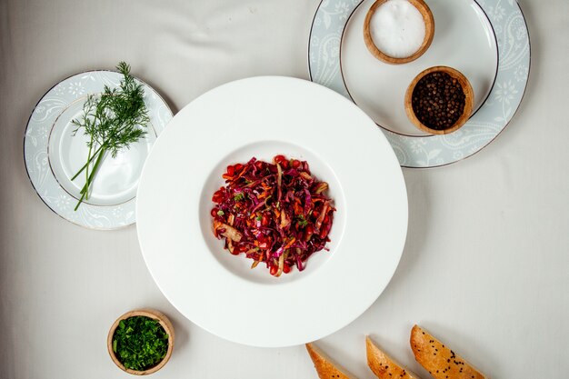 Salada de repolho roxo em cima da mesa