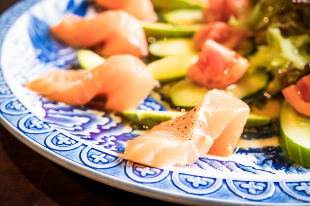 Foto grátis salada de salmão abacate