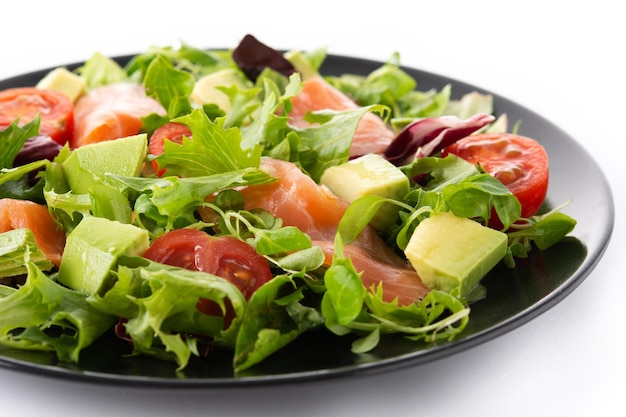 Foto grátis salada de salmão e abacate isolada no fundo branco