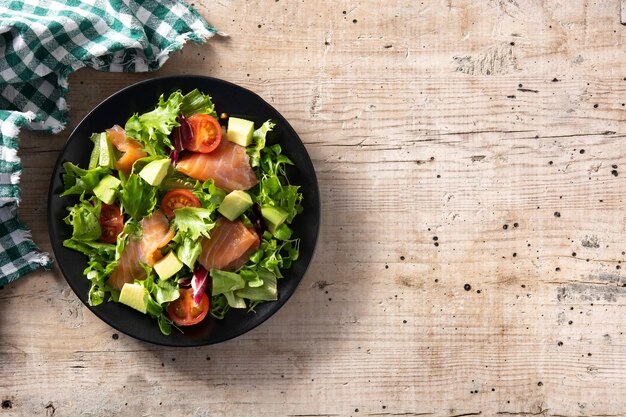 Salada de salmão e abacate na mesa de madeira rústica