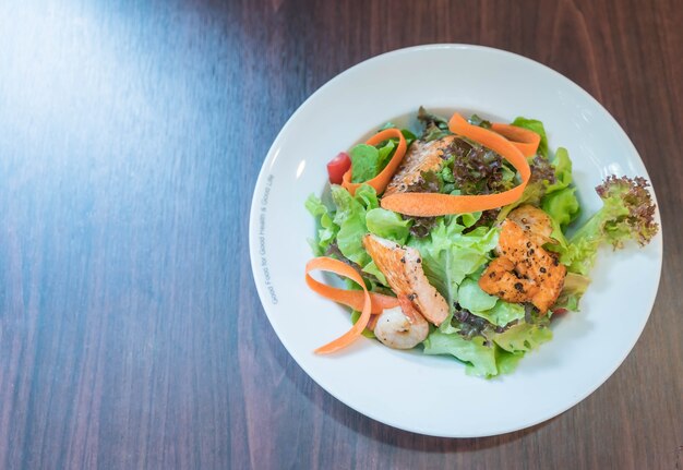 Salada de salmão grelhado