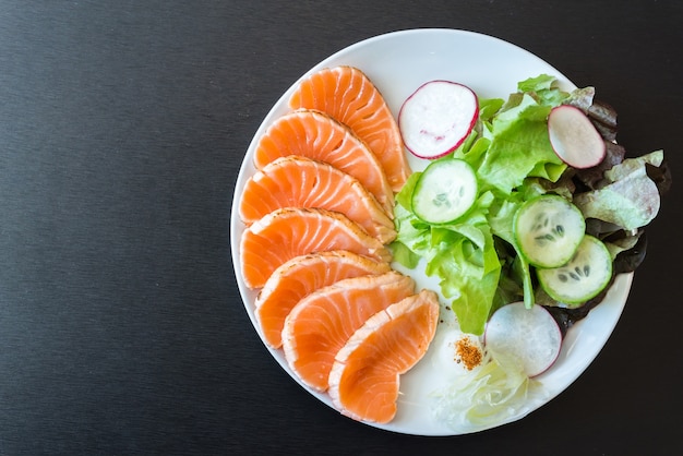 Foto grátis salada de salmão