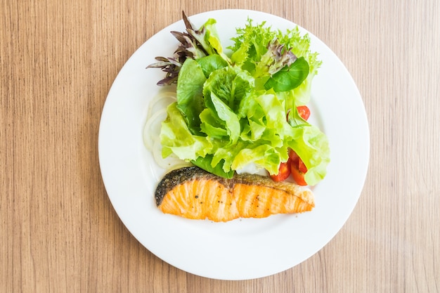 Foto grátis salada de salmão