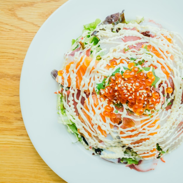 Foto grátis salada de sashimi de frutos do mar