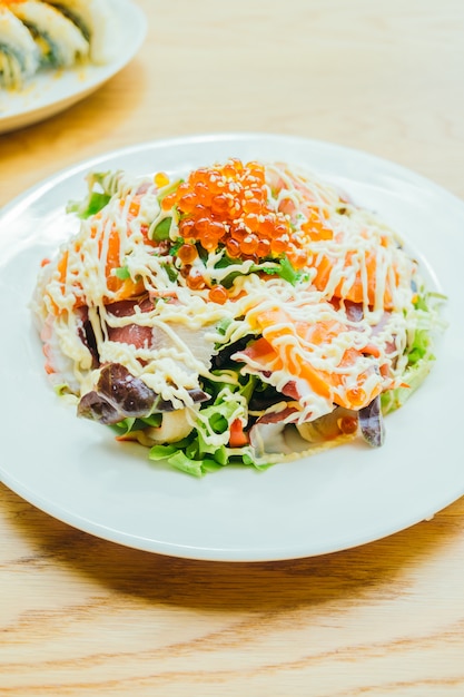 Salada de sashimi de frutos do mar